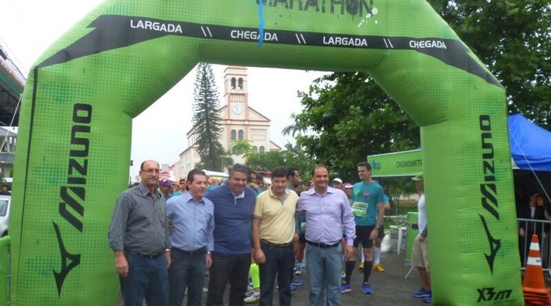 Prefeito Juca, vice Valério e o prefeito de Lauro Muller Fabrício K. Alves (à direita) na linha da largada da Mizuno Uphill Marathon